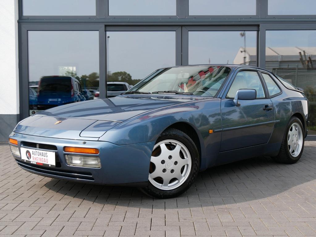 Porsche 944