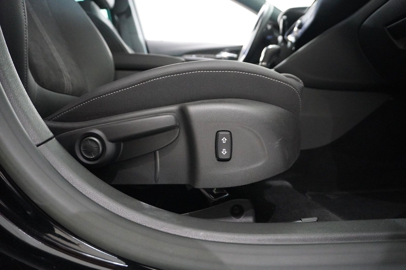 Fahrzeugabbildung Opel Insignia B ST 2.0D ULTIMATE NAVI/LED/OPC/VIRTU.