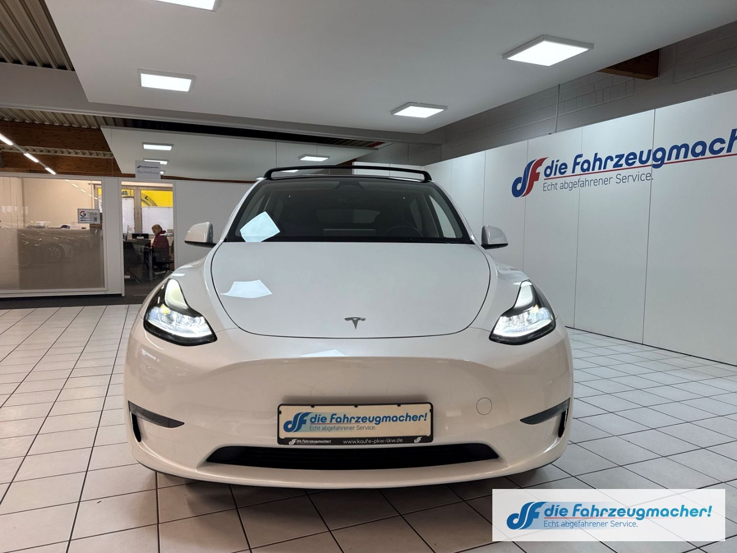Fahrzeugabbildung Tesla Model Y Long Range Dual AWD Panorama Navi Sounds