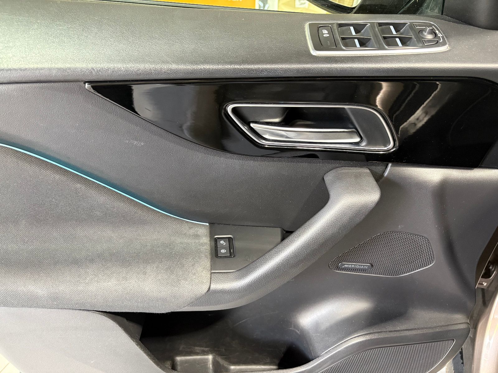 Fahrzeugabbildung Jaguar F-PACE Pure AWD/HEAD-UP/NAVI/PDC/SOUNDSYSTEM