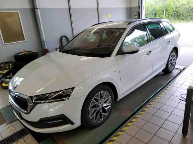 Skoda Octavia Combi Tour 2,0 TDI Navi LED ACC PANO
