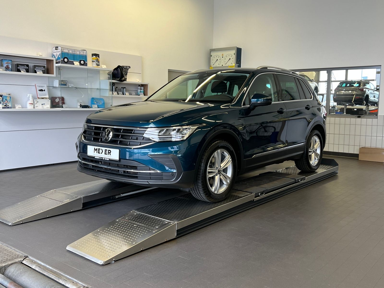 Fahrzeugabbildung Volkswagen Tiguan MOVE 1.5 TSI DSG *AHK, LED, Navi, 18"-LM*