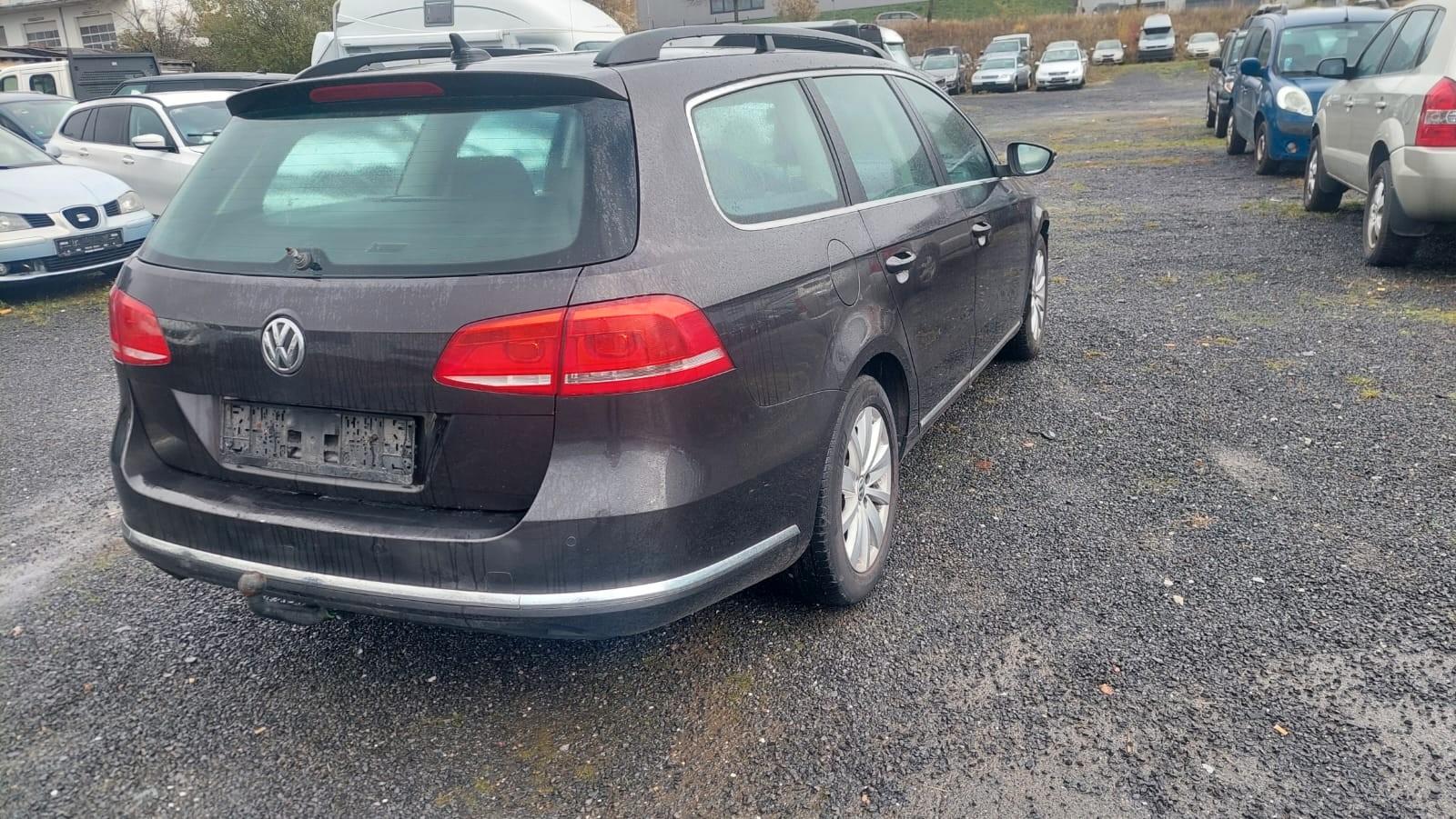 Volkswagen Passat 2011 — interior