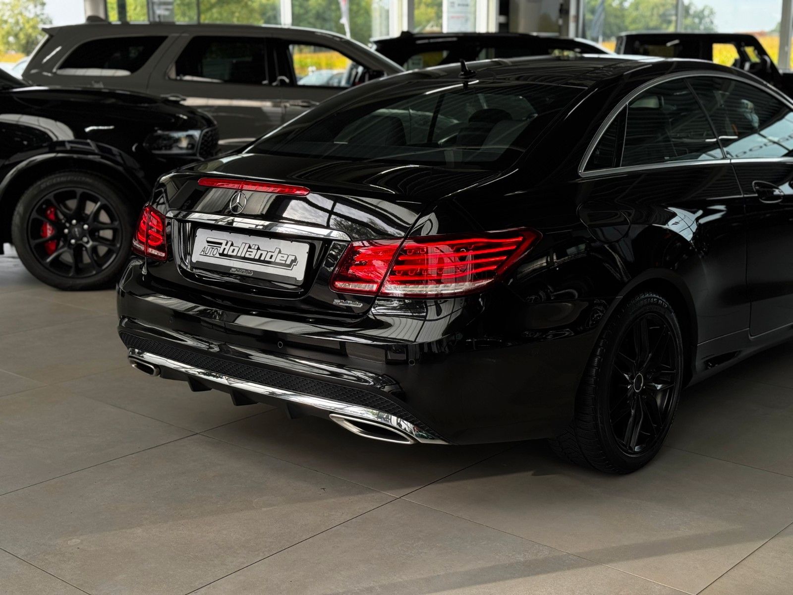 Fahrzeugabbildung Mercedes-Benz E 200 CGI Coupe Sportpaket AMG-Line Pano Leder