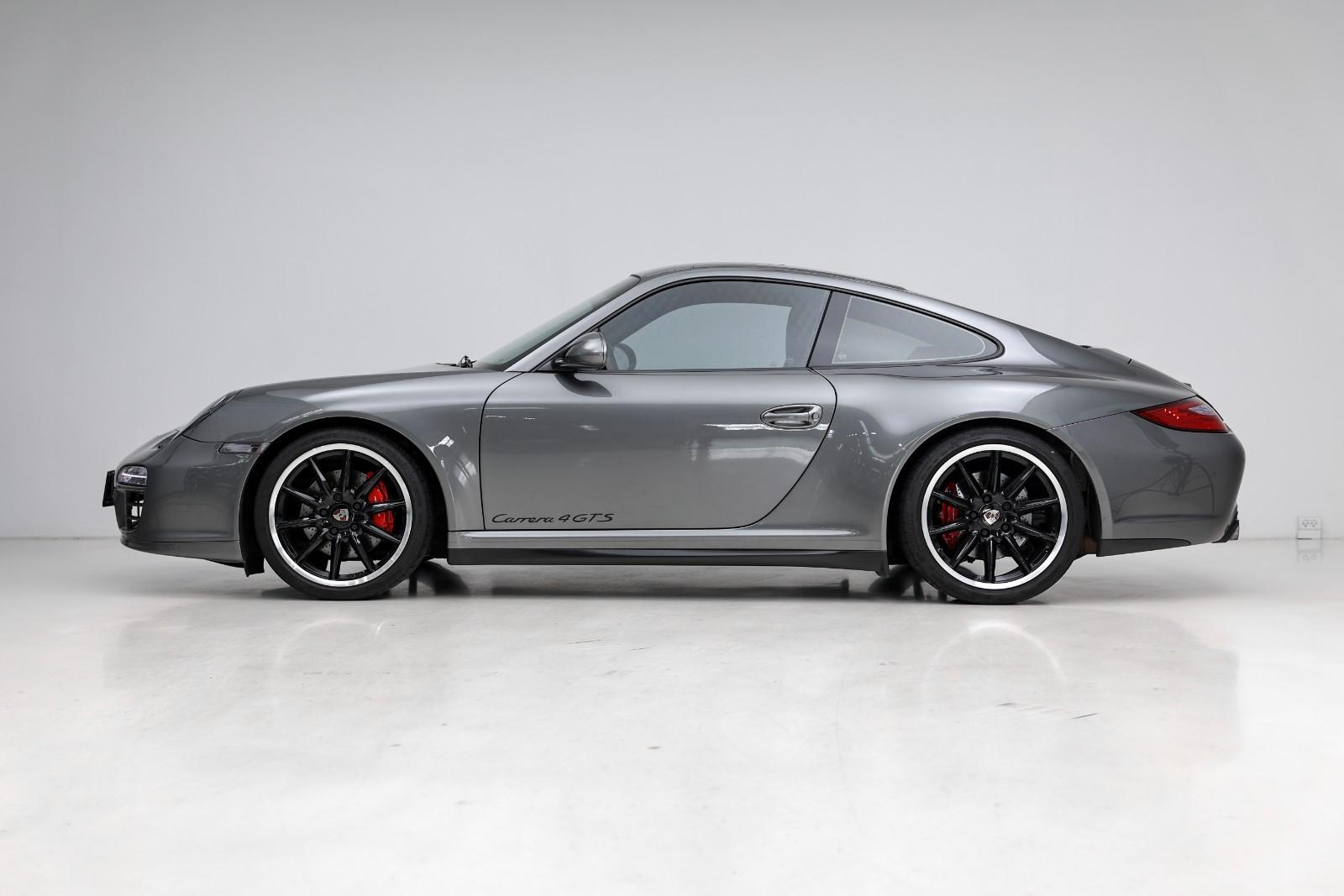 Porsche 911 Carrera 4 GTS Coupe
