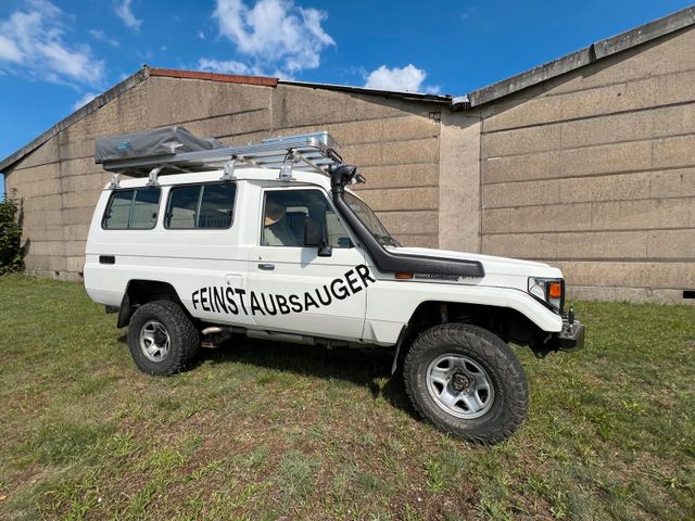 Toyota Land Cruiser HZJ 78 mit Wohnmobilzu...