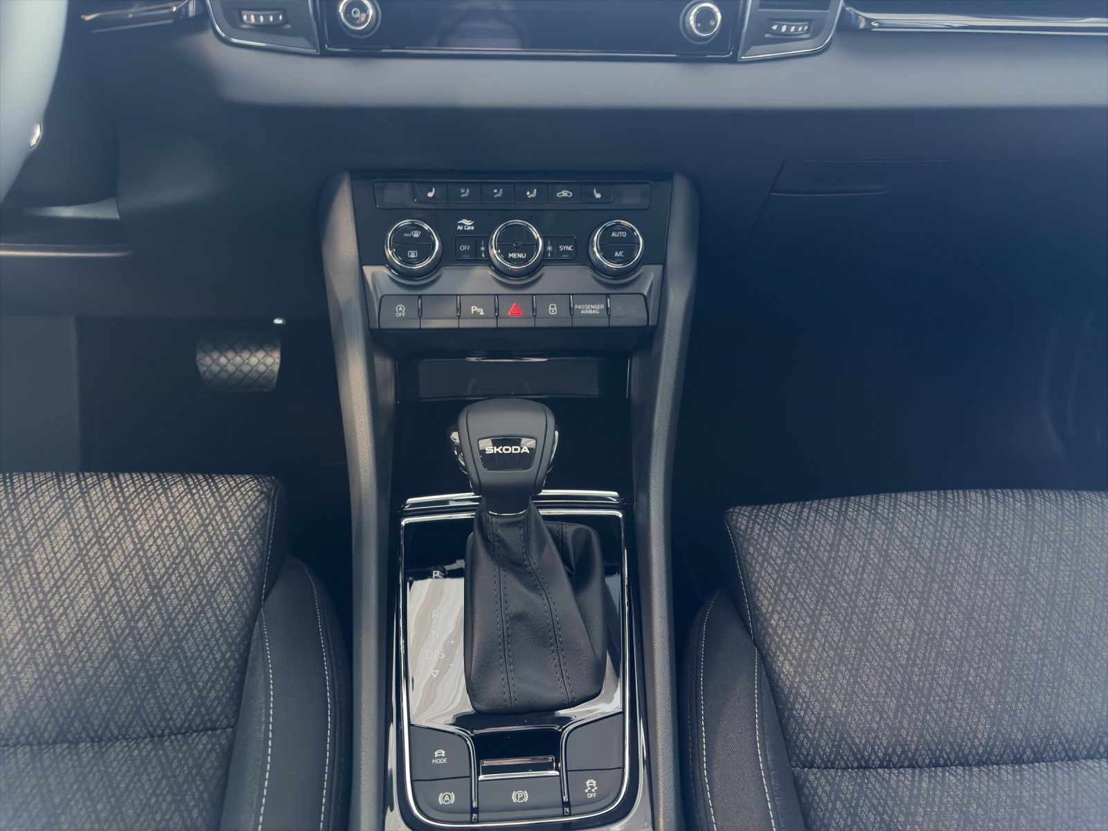 Fahrzeugabbildung SKODA Karoq 1.5 TSI Balance DSG MATRIX AHK ACC 3 J ASG