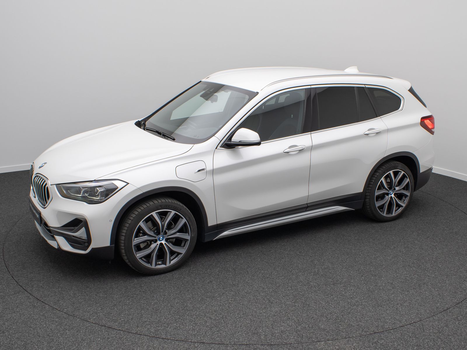 Fahrzeugabbildung BMW X1 xD25e xLine HUD Navi+ HiFi DAB Kamera 19Zoll