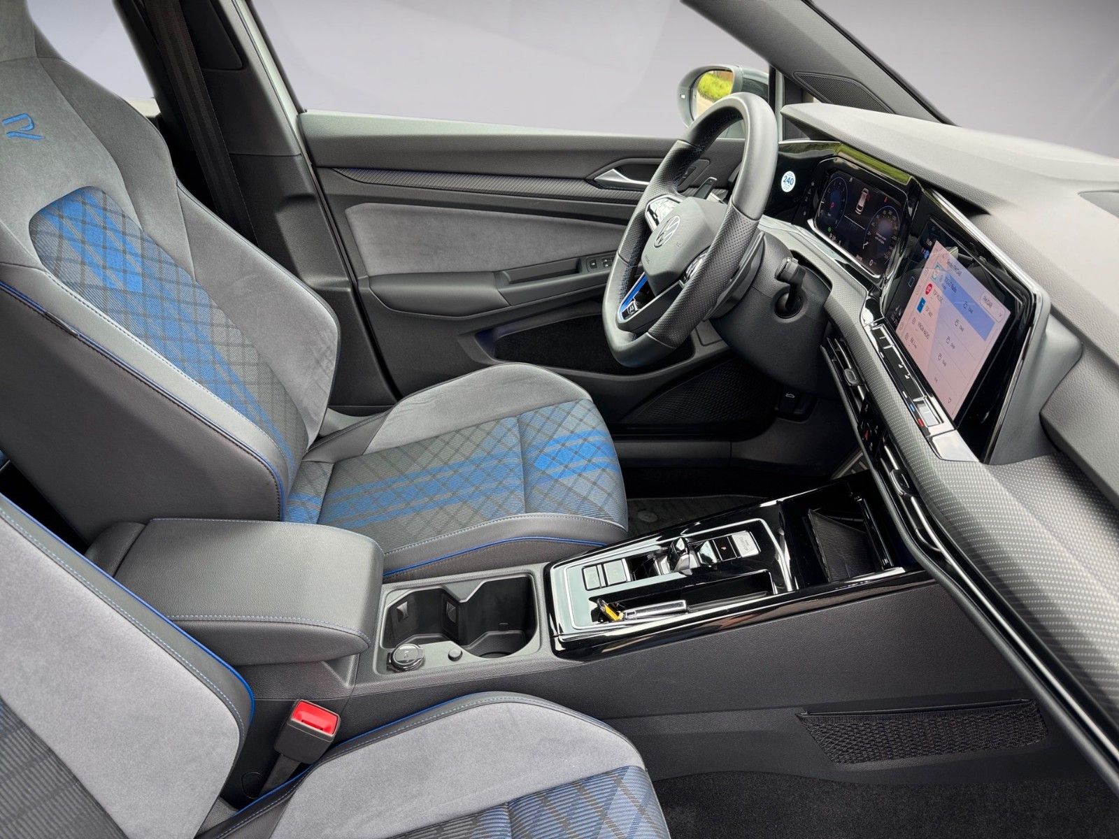 Fahrzeugabbildung Volkswagen Golf VIII Variant R 4Motion 2.0 TSI