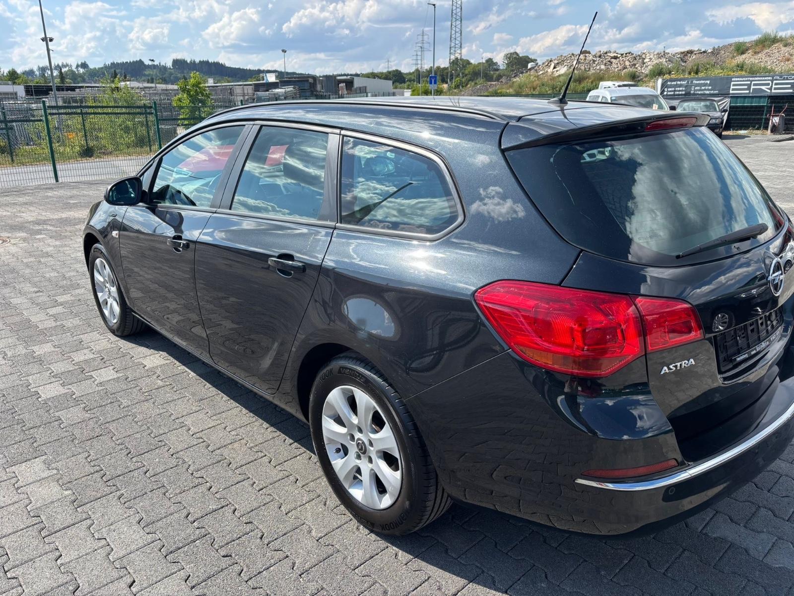 Opel Astra 2014 — engine 1.598 cm³, 110 HP (81kW)