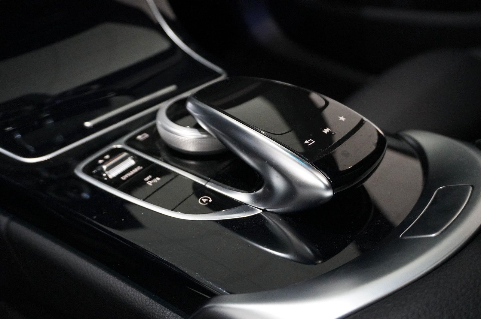 Fahrzeugabbildung Mercedes-Benz C 200 T AMG LINE 9G-TRONIC NAVI/LED/PANO./SPORT