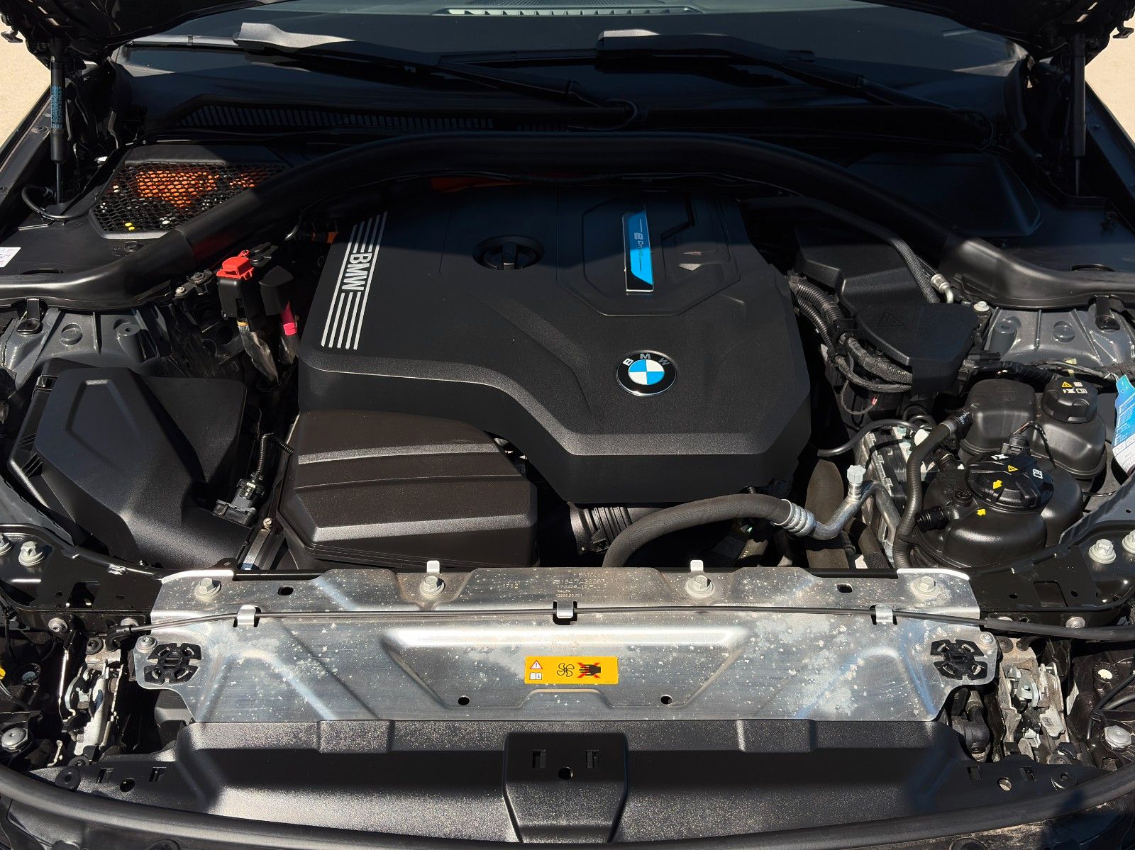 Fahrzeugabbildung BMW 320e Touring M Sport Aero Laser Akustik HUD H&K