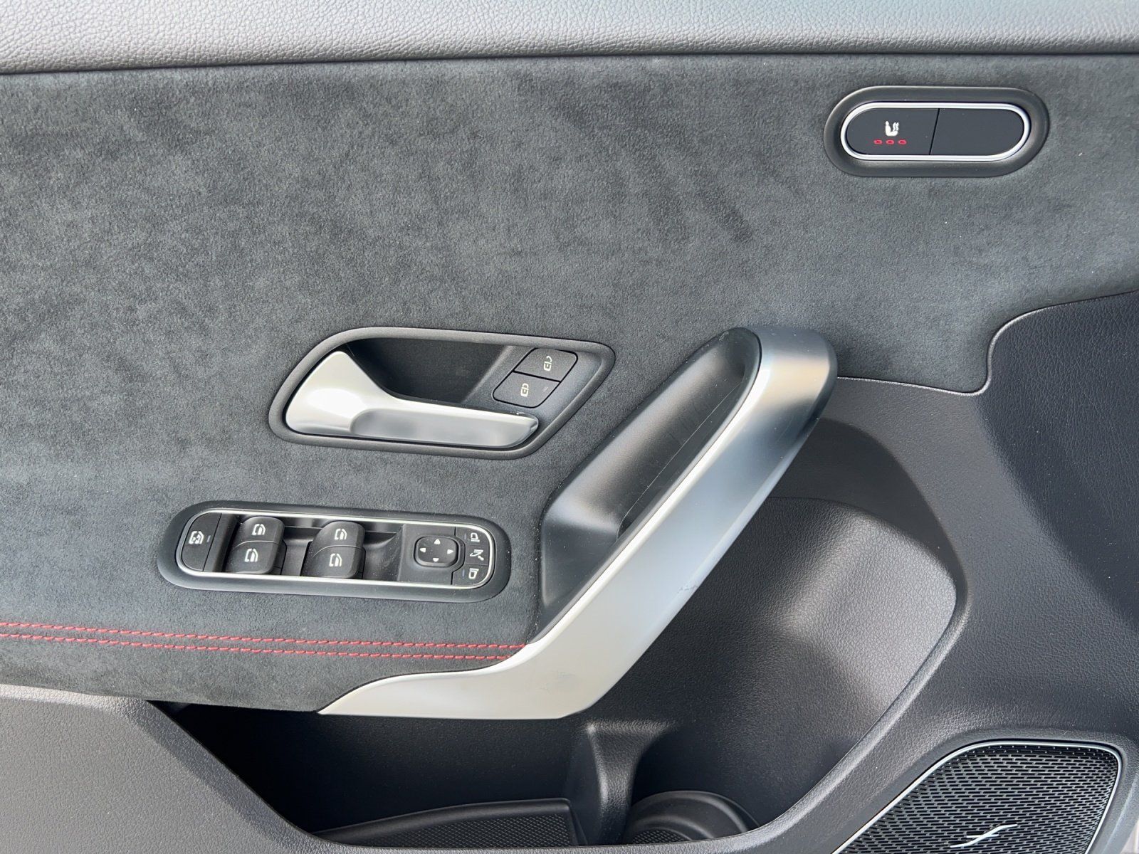 Fahrzeugabbildung Mercedes-Benz A 250 4M AMG PANO Burme NIGHT KeyGO 19"