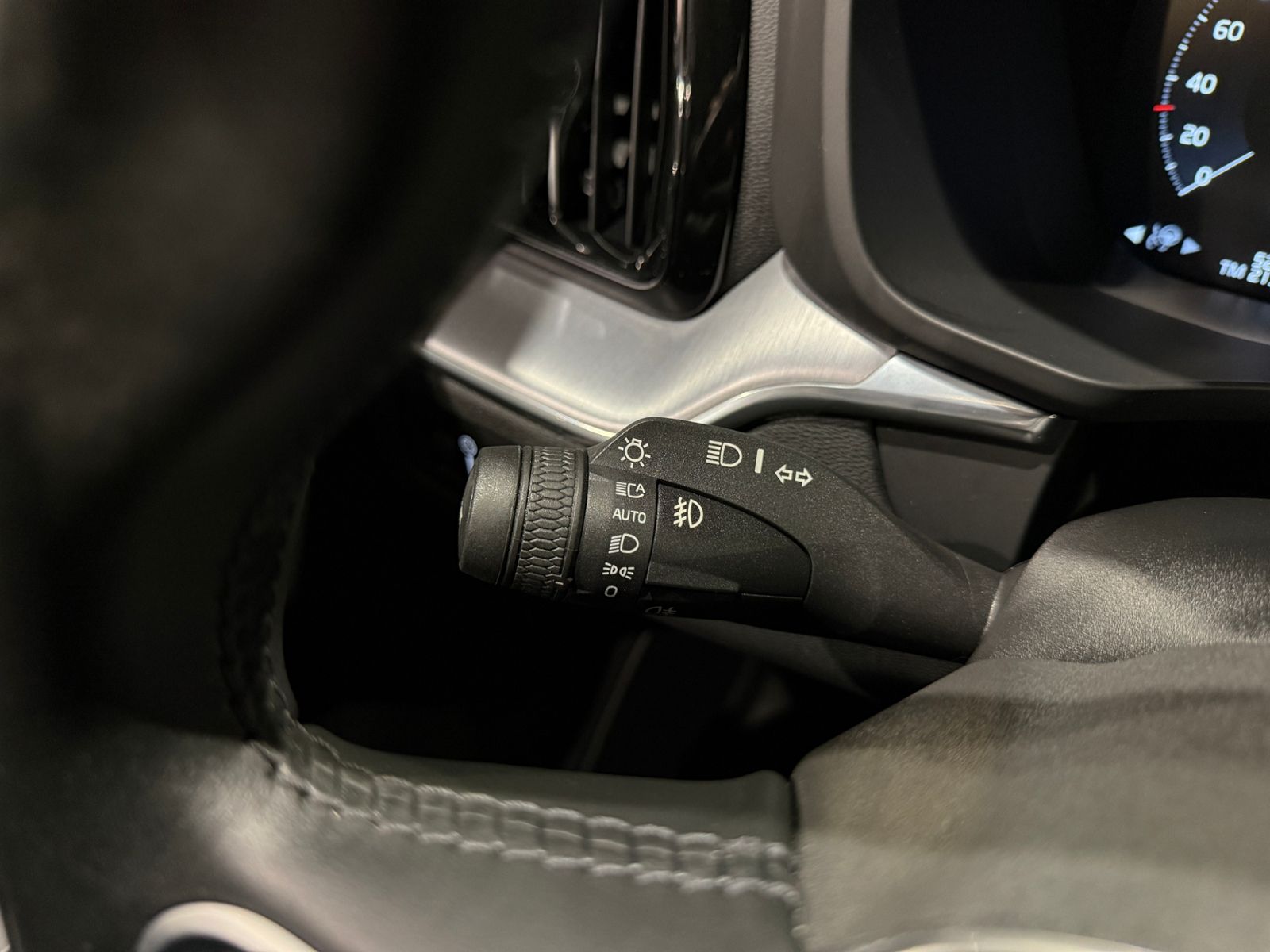 Fahrzeugabbildung Volvo XC60 Momentum Pro 2WD LED NAV DAB RFK SHZ ALU