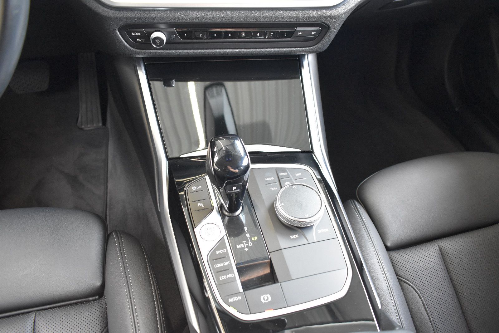 BMW 320d Touring Advantage Aut. LED~RFKam~ACC~LiveCo foto 18