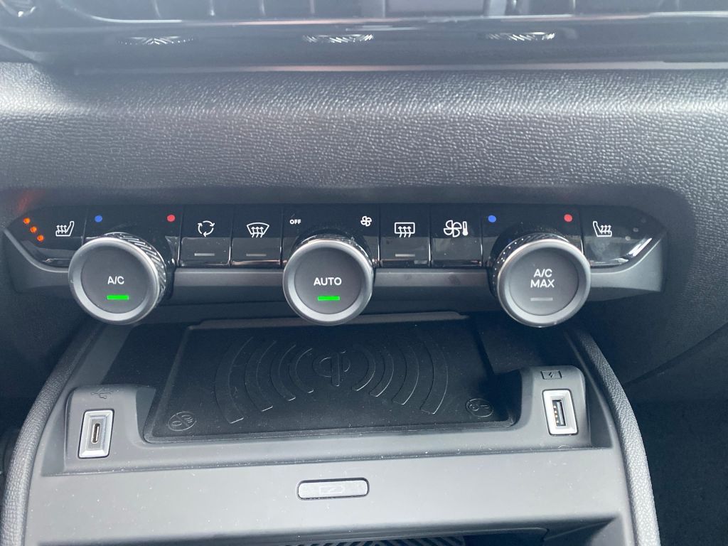 Fahrzeugabbildung Citroën C4 Benzin 130 Automatik MAX *Winter+Techno-Pak*
