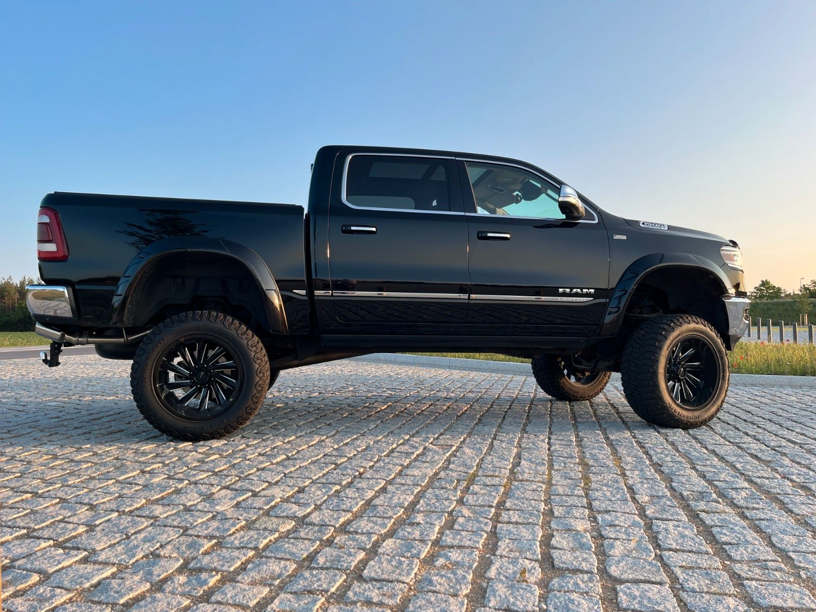 Fahrzeugabbildung Dodge RAM 1500 Limited  10"höher Alles Eingetragen!!!