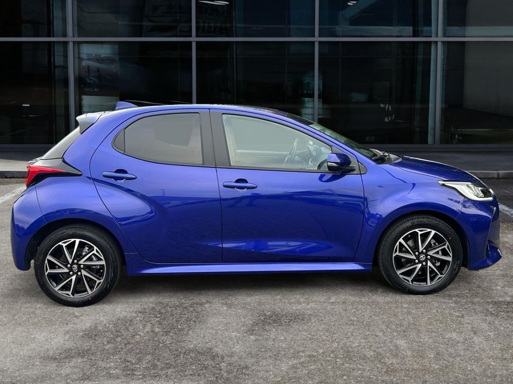 Fahrzeugabbildung Toyota Yaris Hybrid 116 1.5 VVT-i Team Deutschland