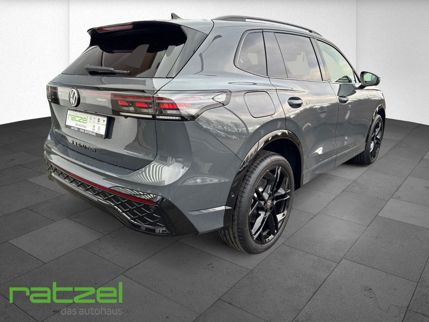 Fahrzeugabbildung Volkswagen Tiguan R-LINE eHybrid Standh.+AHK+HARMAN+IQ.Ligh