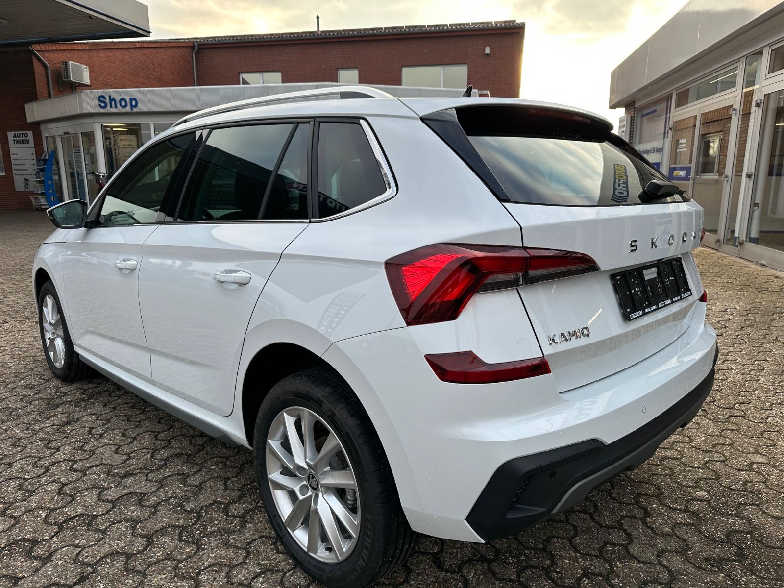 Fahrzeugabbildung SKODA Kamiq 1.0 TSI Selection DSG ACC/LED/PDC/eHeck