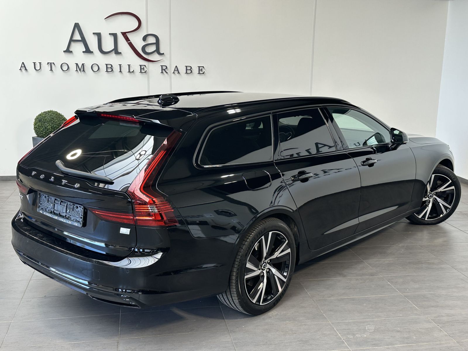 Fahrzeugabbildung Volvo V90 T6 Plus Dark Plug-In Hybrid AWD NAV+LED+AHK