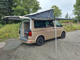Volkswagen "BULLI" Coast elektr. Aufstelldach, Gold foliert - Volkswagen T6 California mit Panoramadach