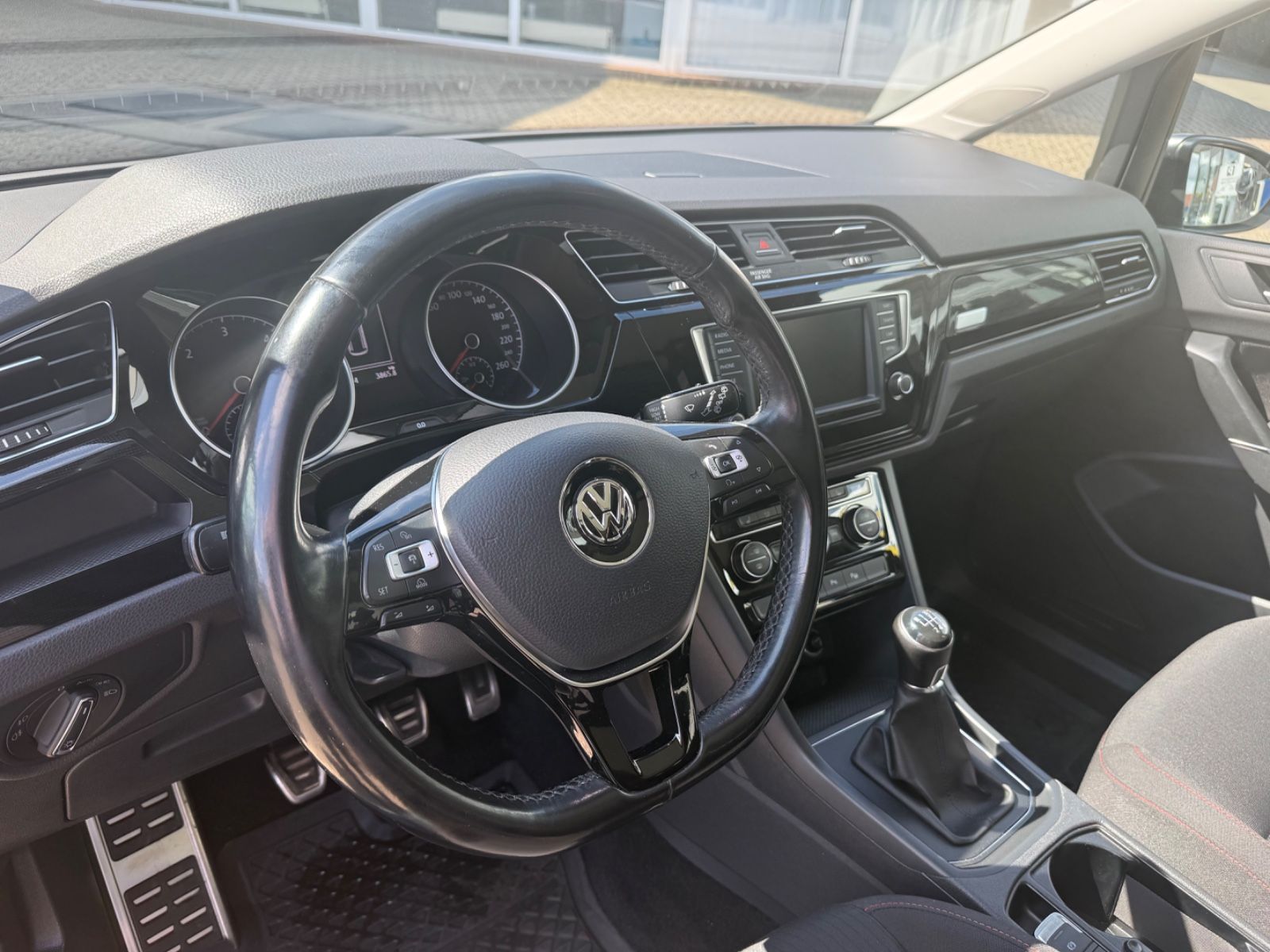 Fahrzeugabbildung Volkswagen Touran 2.0 TDI Sound 7-Sitze/Pano/AHK/ACC