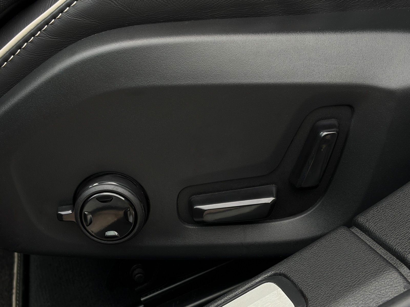 Fahrzeugabbildung Volvo V60 AWD R-Design ACC ProH&K 360° LED CarPl. Memo