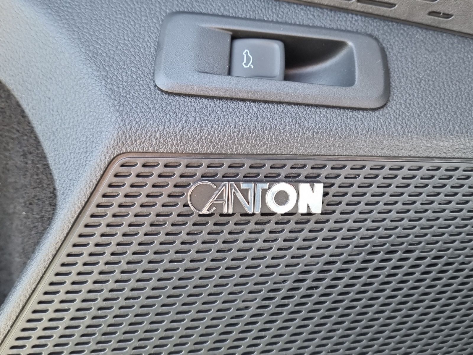 Fahrzeugabbildung SKODA Octavia Combi 2.0 TDI Tour PANO AHK Canton 18"