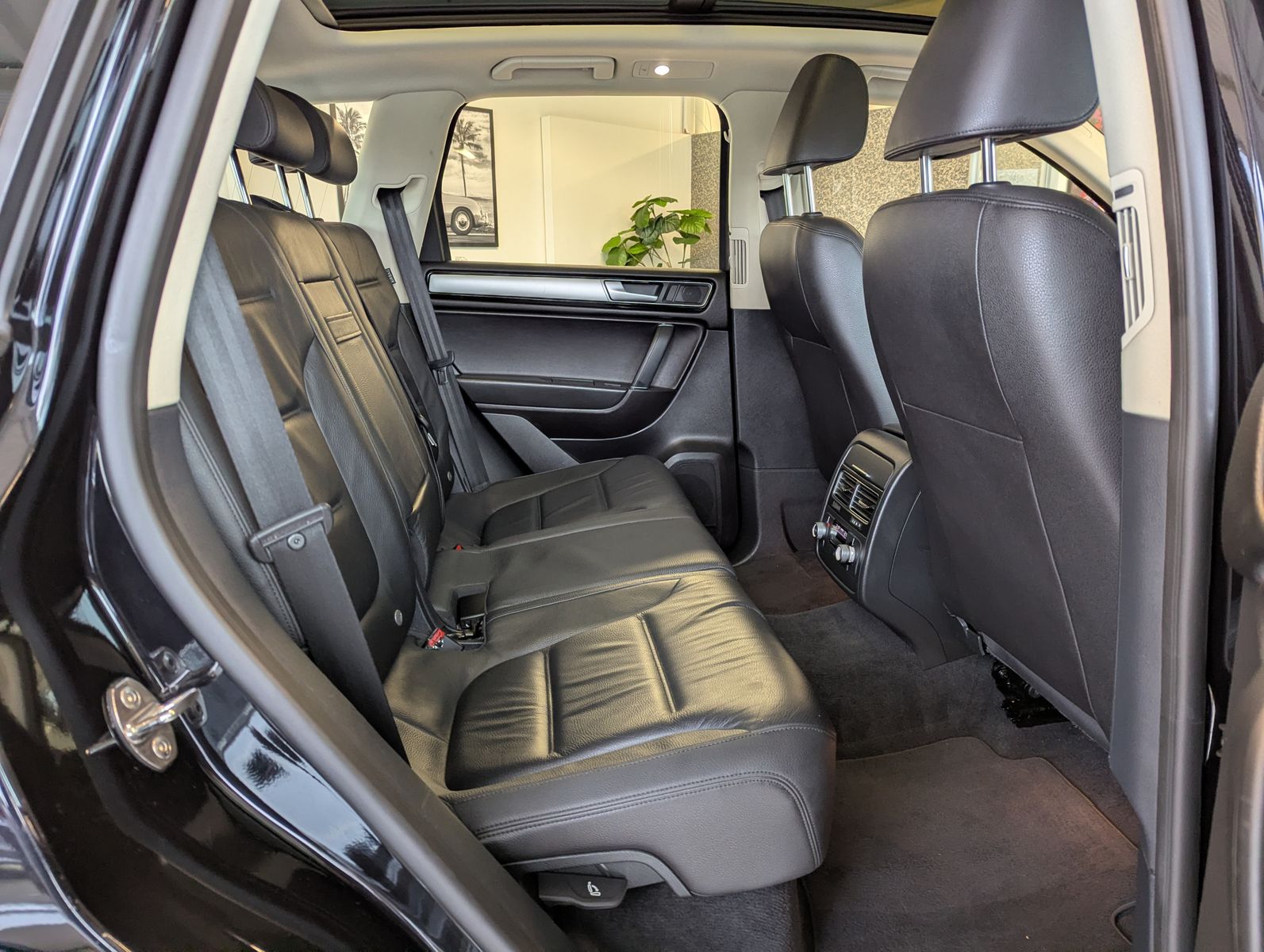 VW Touareg V6 TDI Terrain 4M StHz. Luft Pano AHK - Image 17