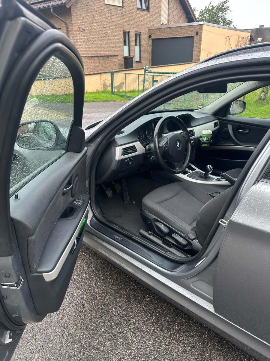 BMW 318 2012 — photo 15