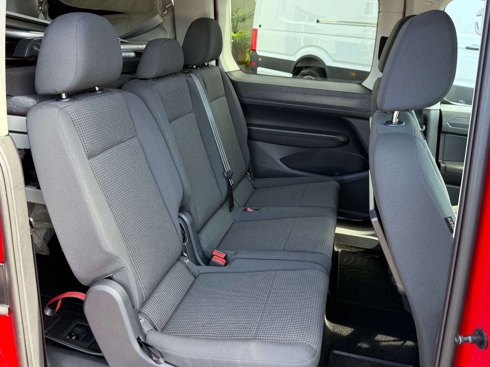 Fahrzeugabbildung Volkswagen Caddy California Maxi DSG ACC AHK LED Kam Sthz