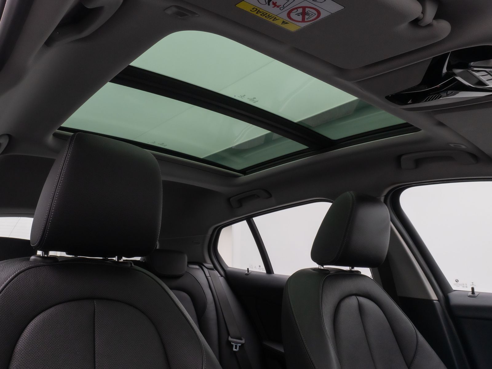 Fahrzeugabbildung BMW 118i Panorama HUD DAB HiFi WLAN PDC LED Alarm