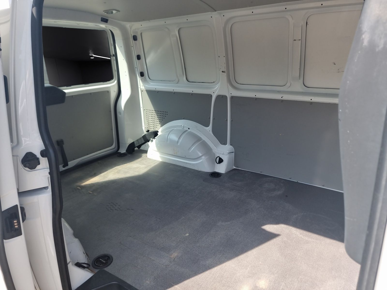 Fahrzeugabbildung Volkswagen T6 Transporter TDI Kasten AHK Klima Bluetooth