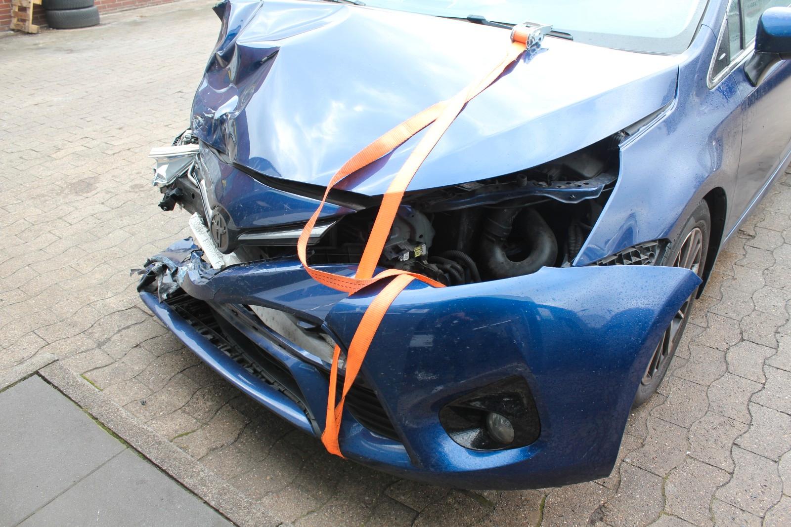 Toyota Avensis 2015 — photo 11