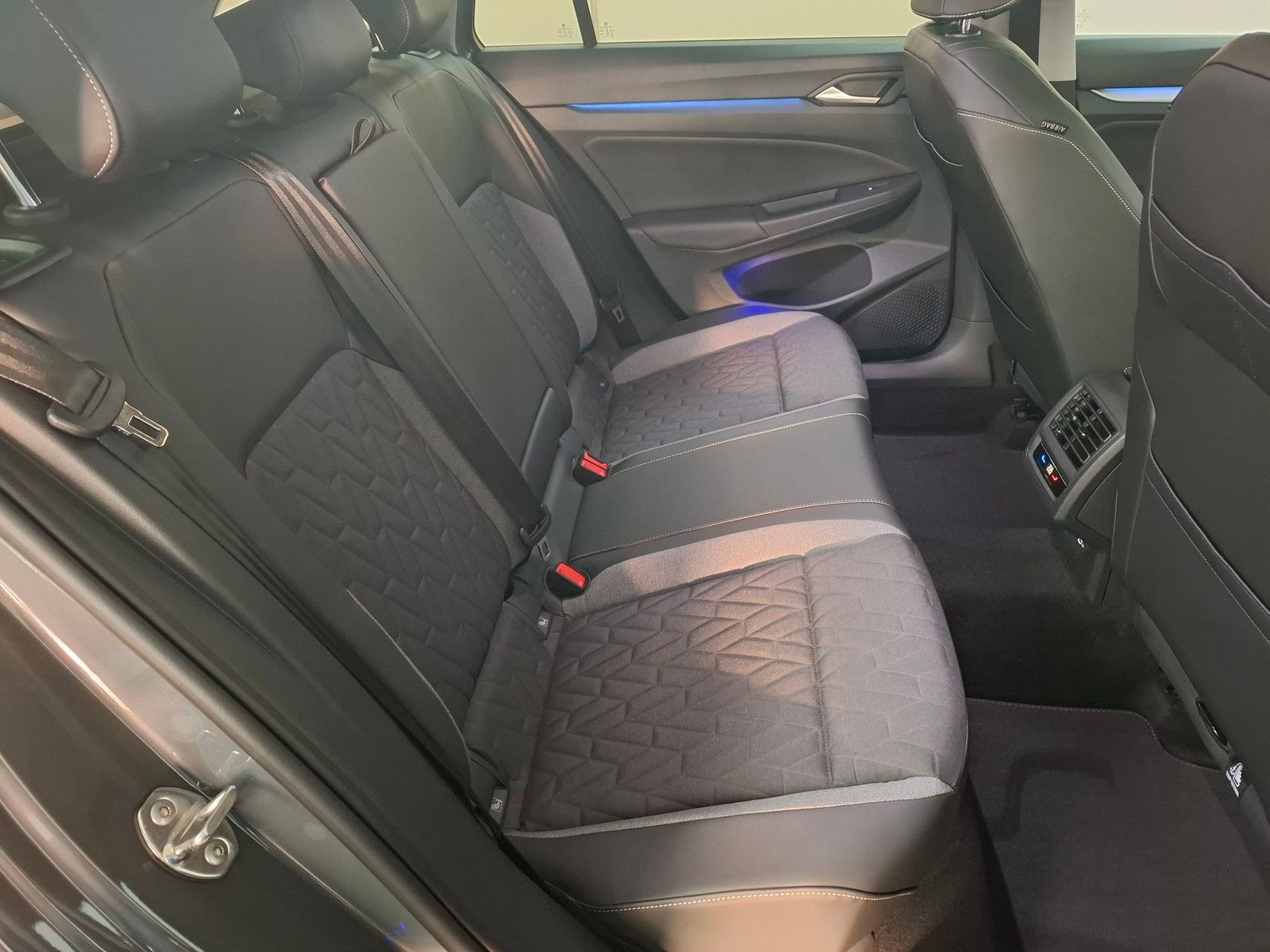 Fahrzeugabbildung Volkswagen Golf VIII Variant 1.5 eTSI 110 kW Energy + Navi