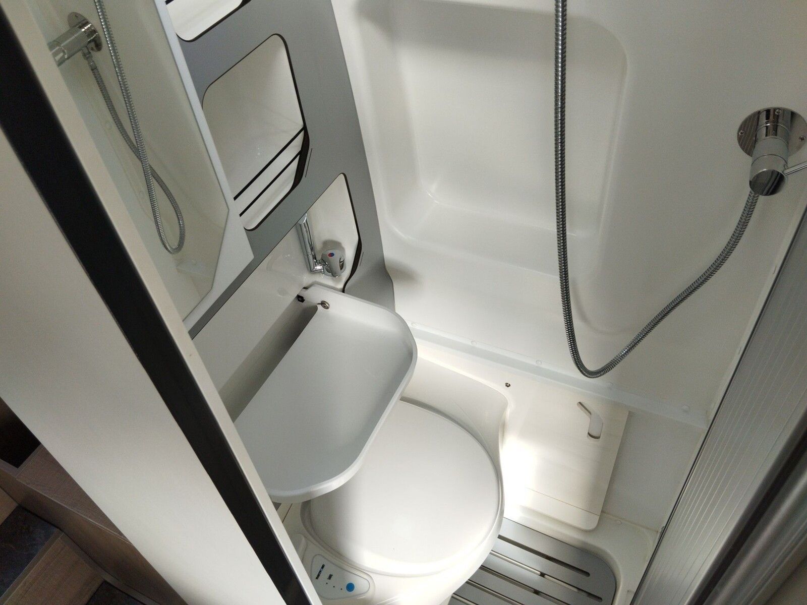 Fahrzeugabbildung Mooveo Campervan 63EB SAT/TV Markise Solar AHK Navi