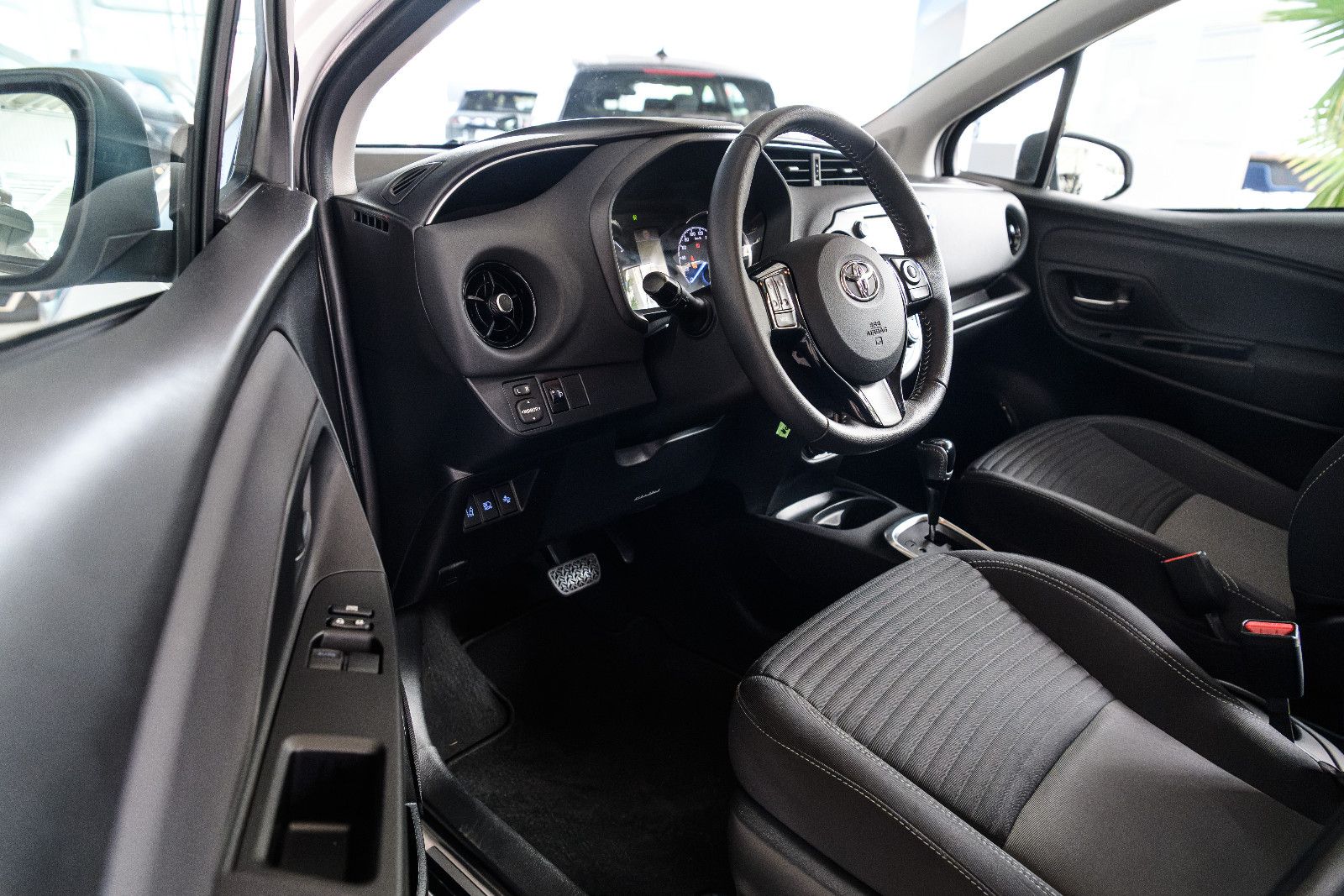 Fahrzeugabbildung Toyota Yaris Hybrid Team D+NAVI+SHZ+RFK+GJR+ALU+BICOLOR