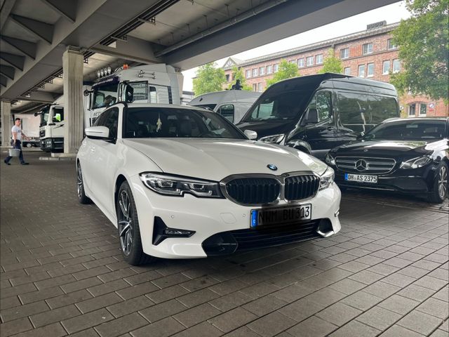 BMW 330d xDrive Touring Sport mit AHK (automatisch)