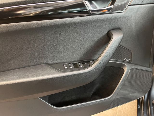 Skoda Superb Combi L&K *PANO*ACC*AHK*LEDER*NAVI*BI-XEN