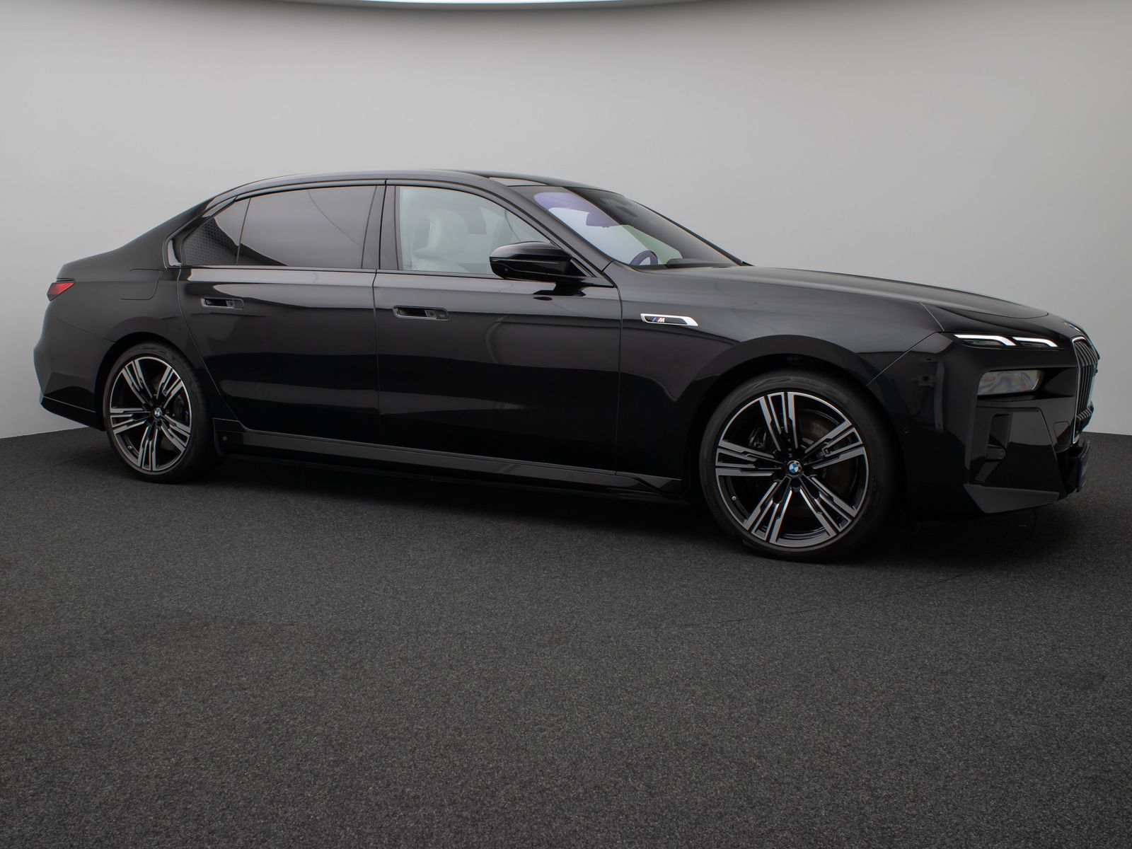 Fahrzeugabbildung BMW M760e Sky Lounge B&W Fond Ent M-Performance Voll