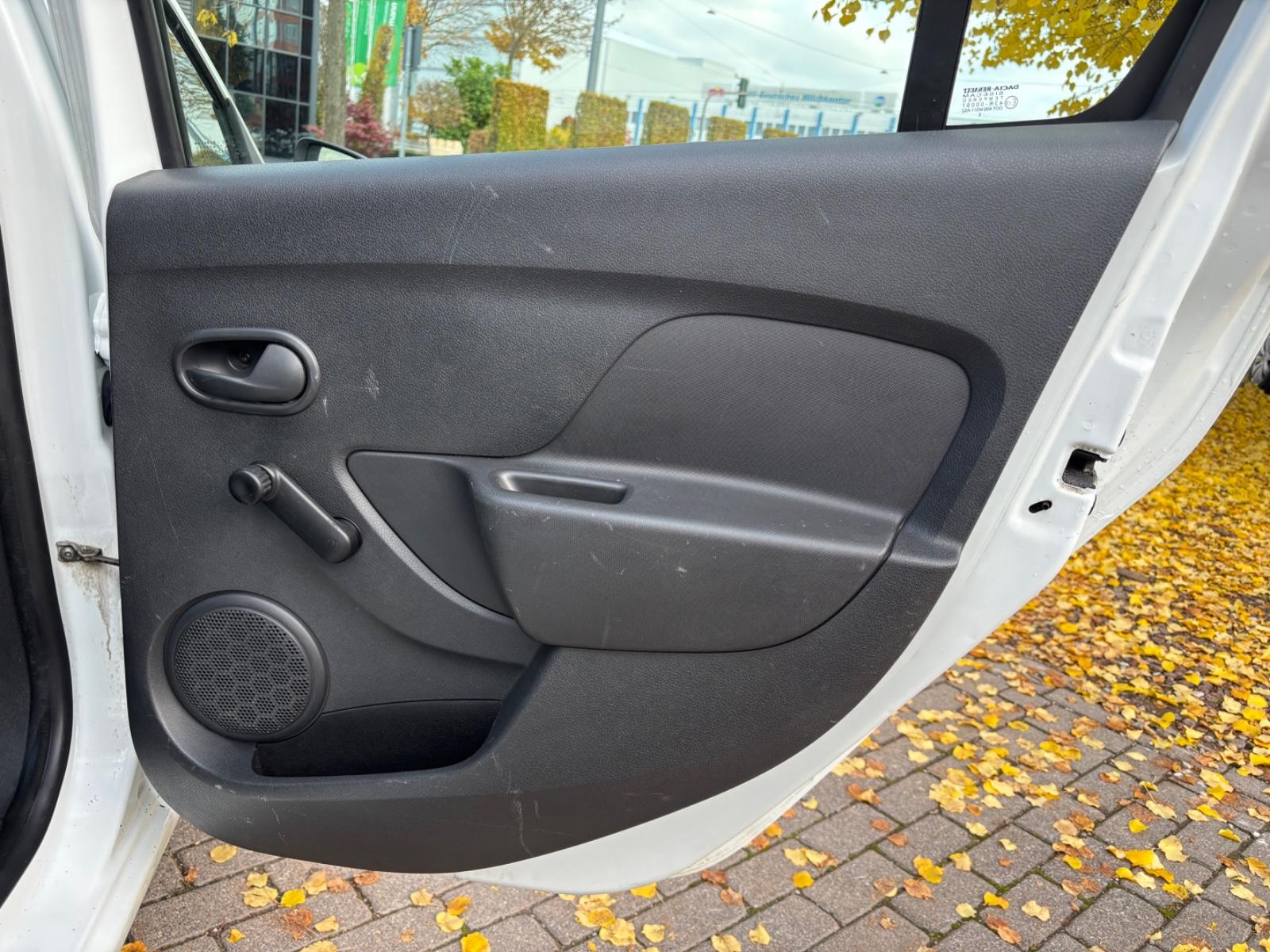 Dacia Logan 2015 — photo 17