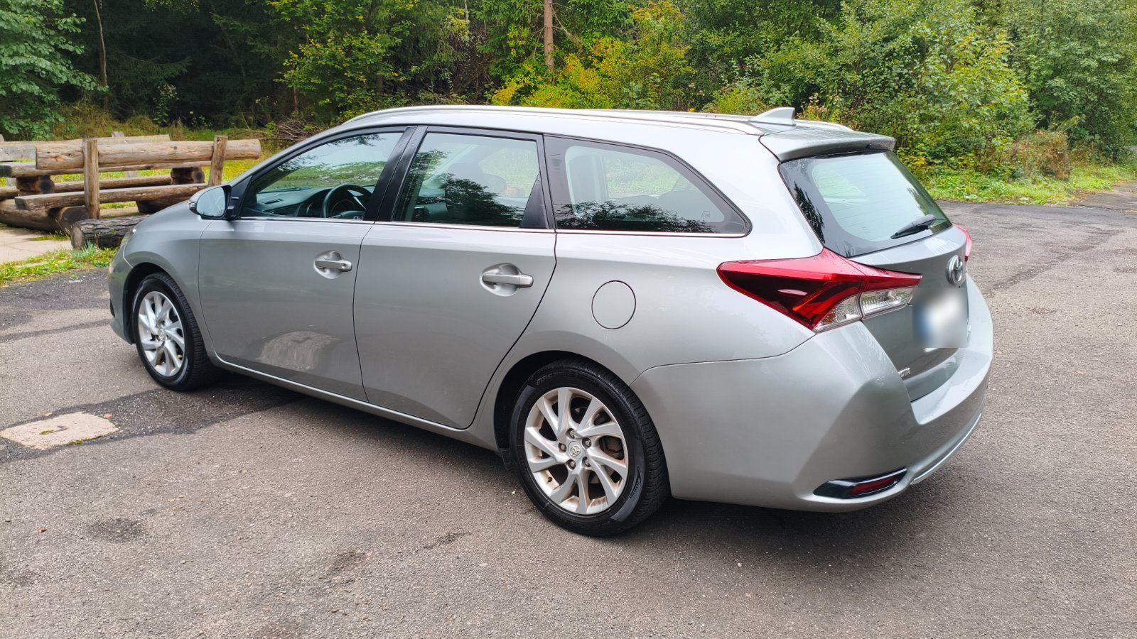 Toyota Auris 2015 — вигляд ззаду