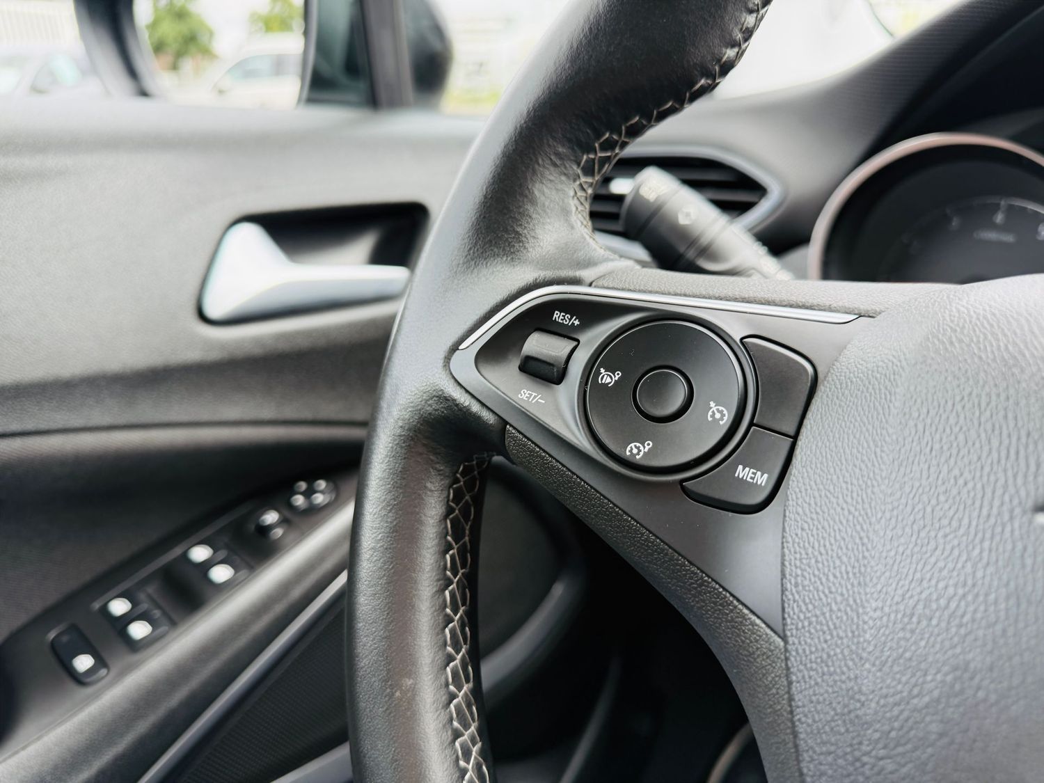 Fahrzeugabbildung Opel Crossland X 1,2 T ELEG., Navi, Panod, LED, RFK,