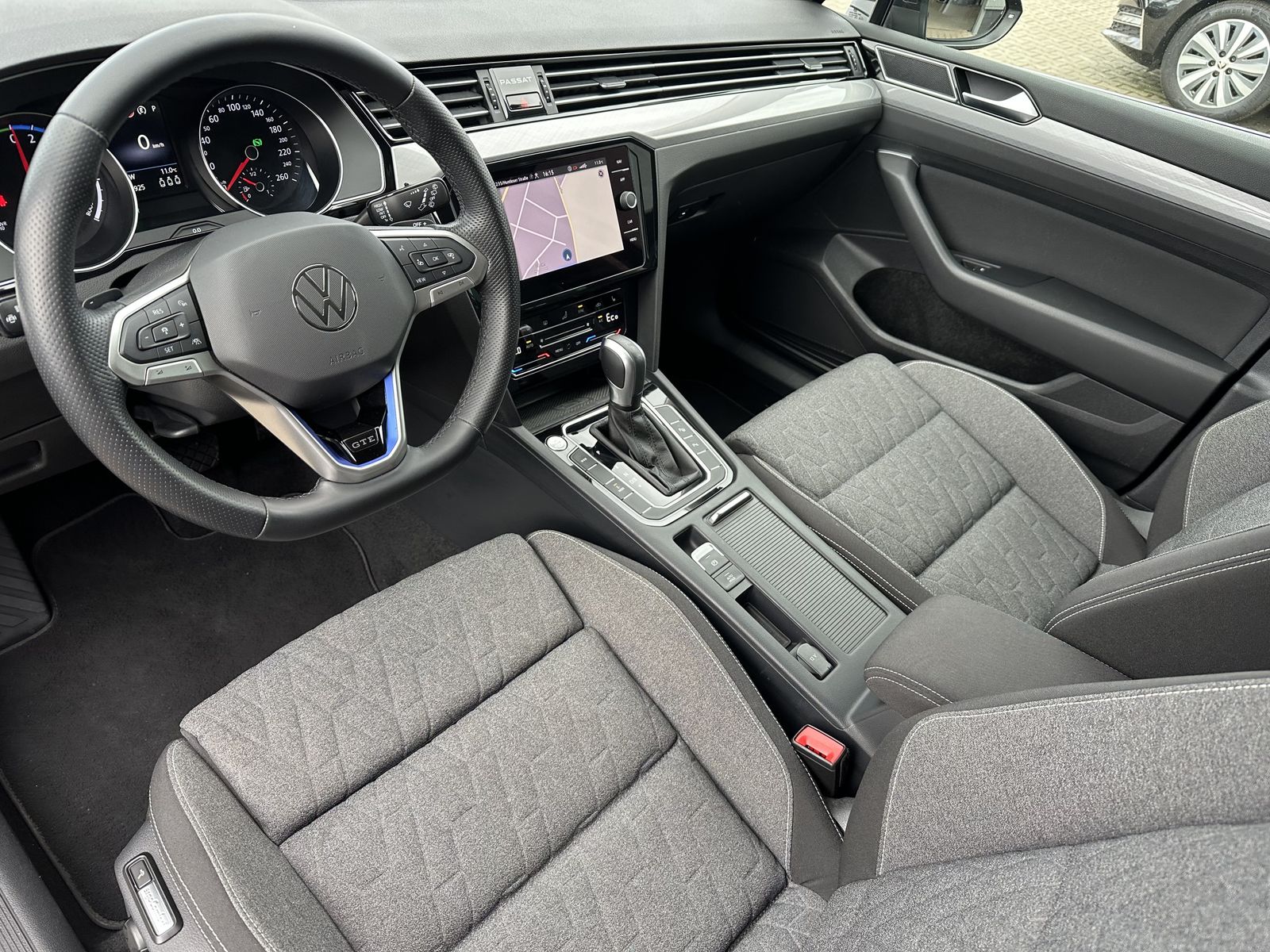 Fahrzeugabbildung Volkswagen Passat GTE Hybrid NAV+LED+KAM+AHK+1HAND+17ZO+PP
