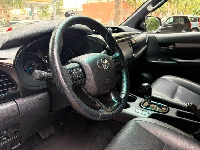 Toyota Hilux 2.4 D-4D A/T 4WD 4 porte Double Cab imagem 3