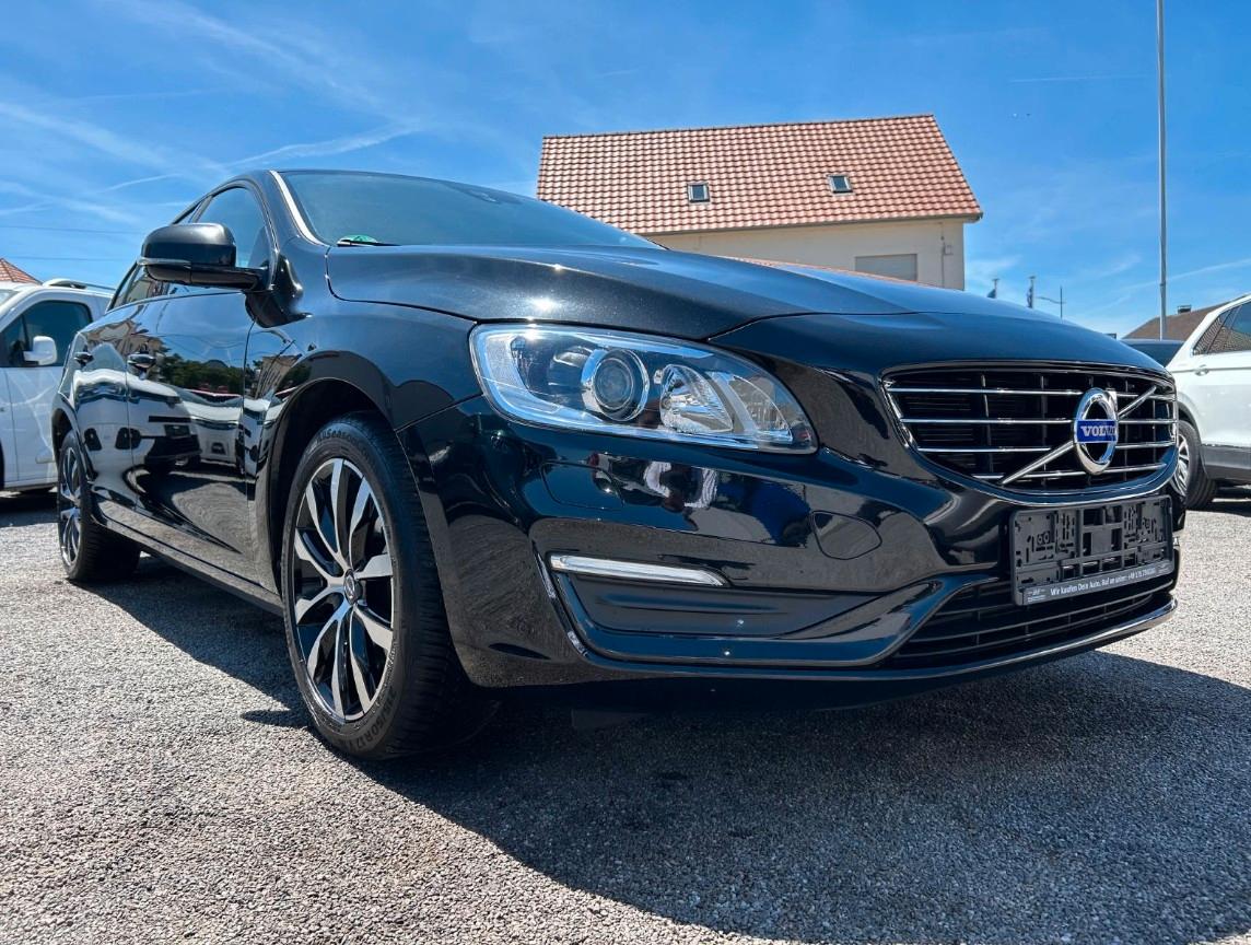 Volvo S60 LINJE SVART ZR & WP NEU + SCHIEBED + KAMERA