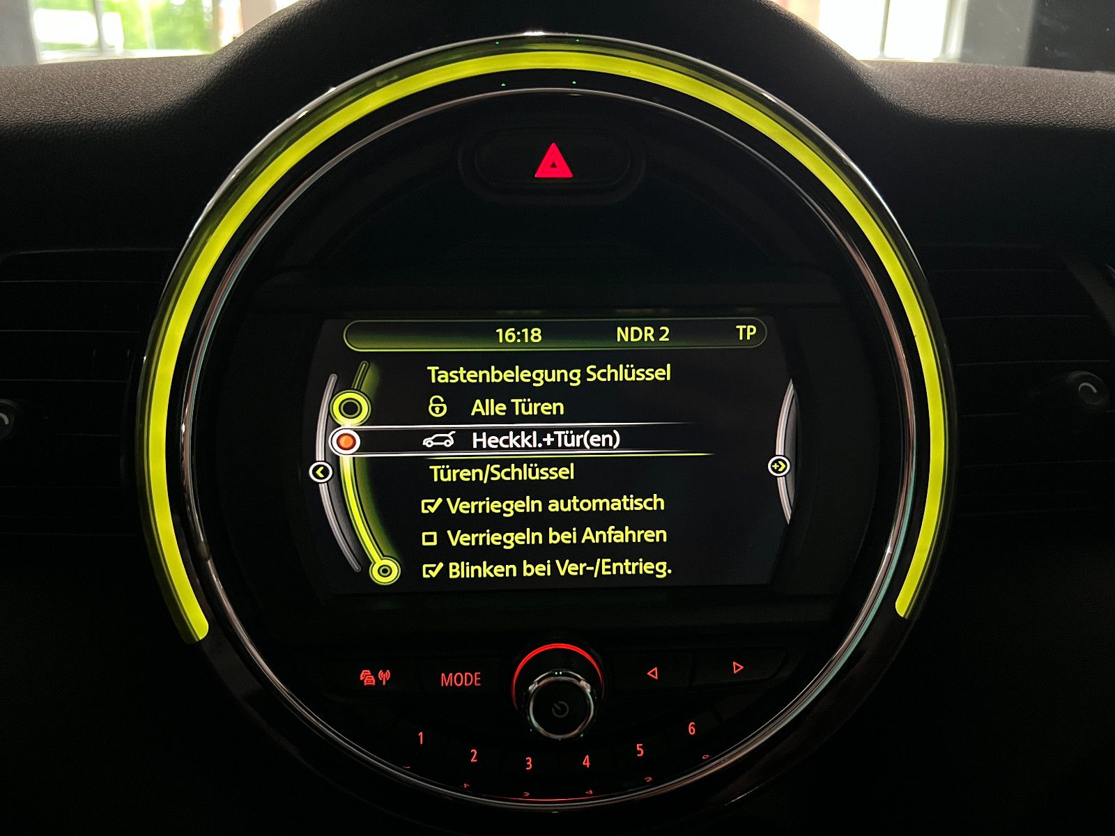 Fahrzeugabbildung MINI Cooper CABRIO AUTOMATIK NAVI LED LEDER CHESTER