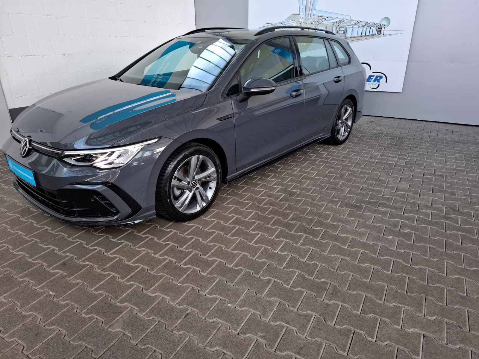 Fahrzeugabbildung Volkswagen Golf VIII Var. R-Line 1.5 eTSI DSG +ACC+Navi+LED