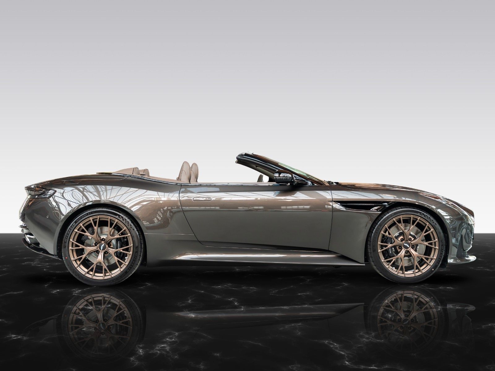 Aston Martin DB12 Volante | Q Paint | Gloss Black Style Pack imagem 2